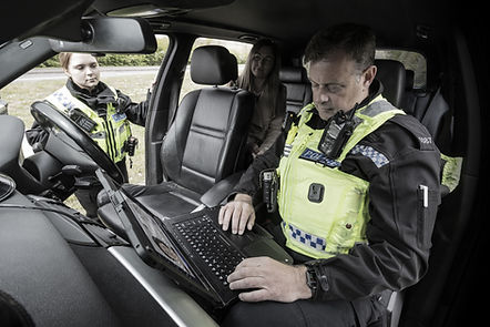Man skriver på Toughbook 40 från bilen