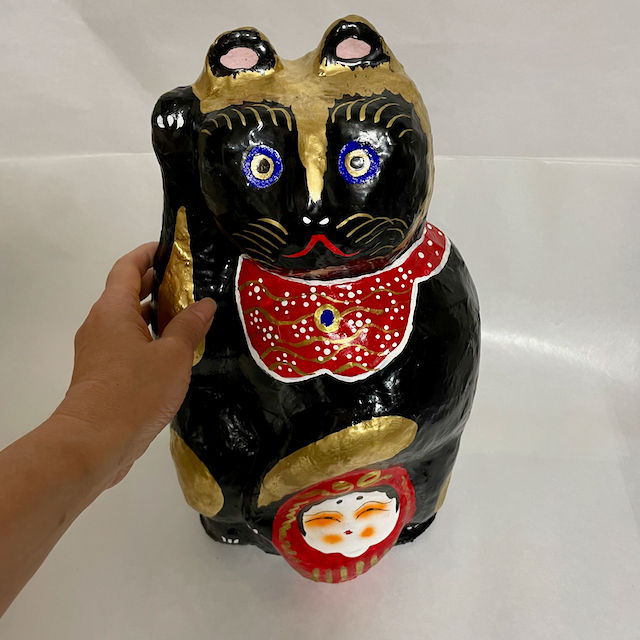 サムネイル： 多摩だるま　だるま抱き招き猫　黒（大）