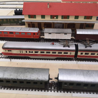 Kleinbahn-Anlage von Wolfgang Führlinger. Bahnhofsbetrieb mit Roter Pfeil und ÖBB 2050.