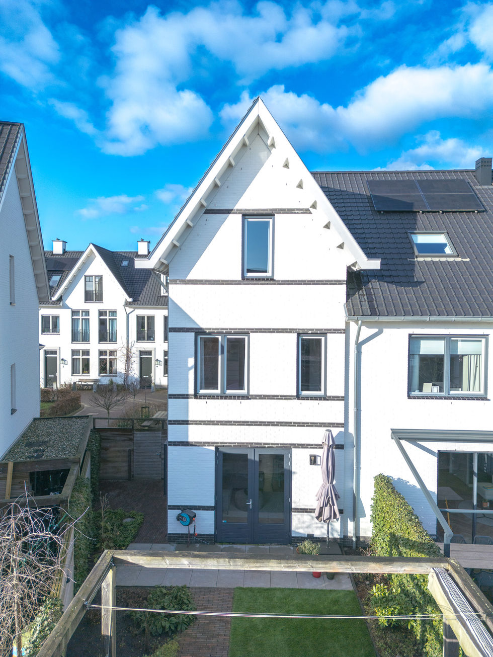 Dronefoto achterzijde woning ten behoeve van de verkoop van een huis in Weesp voor SYB Makelaardij