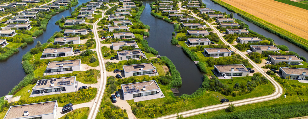 Dronefoto gemaakt van vakantie woningen aan de kust in Zeeland