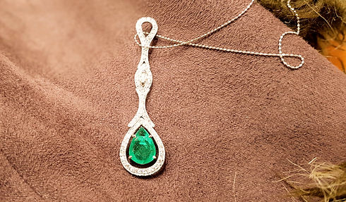 Pendant white gold diamonds emerald