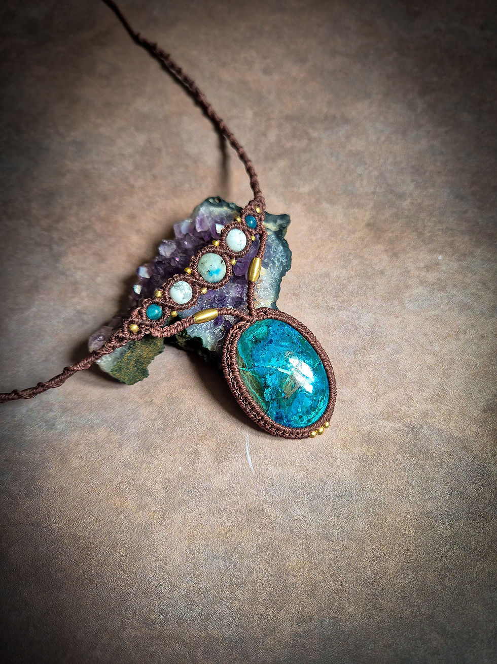 Miniature : Ras de cou brun - chrysocolle, jaspe K2, howlite, apatite