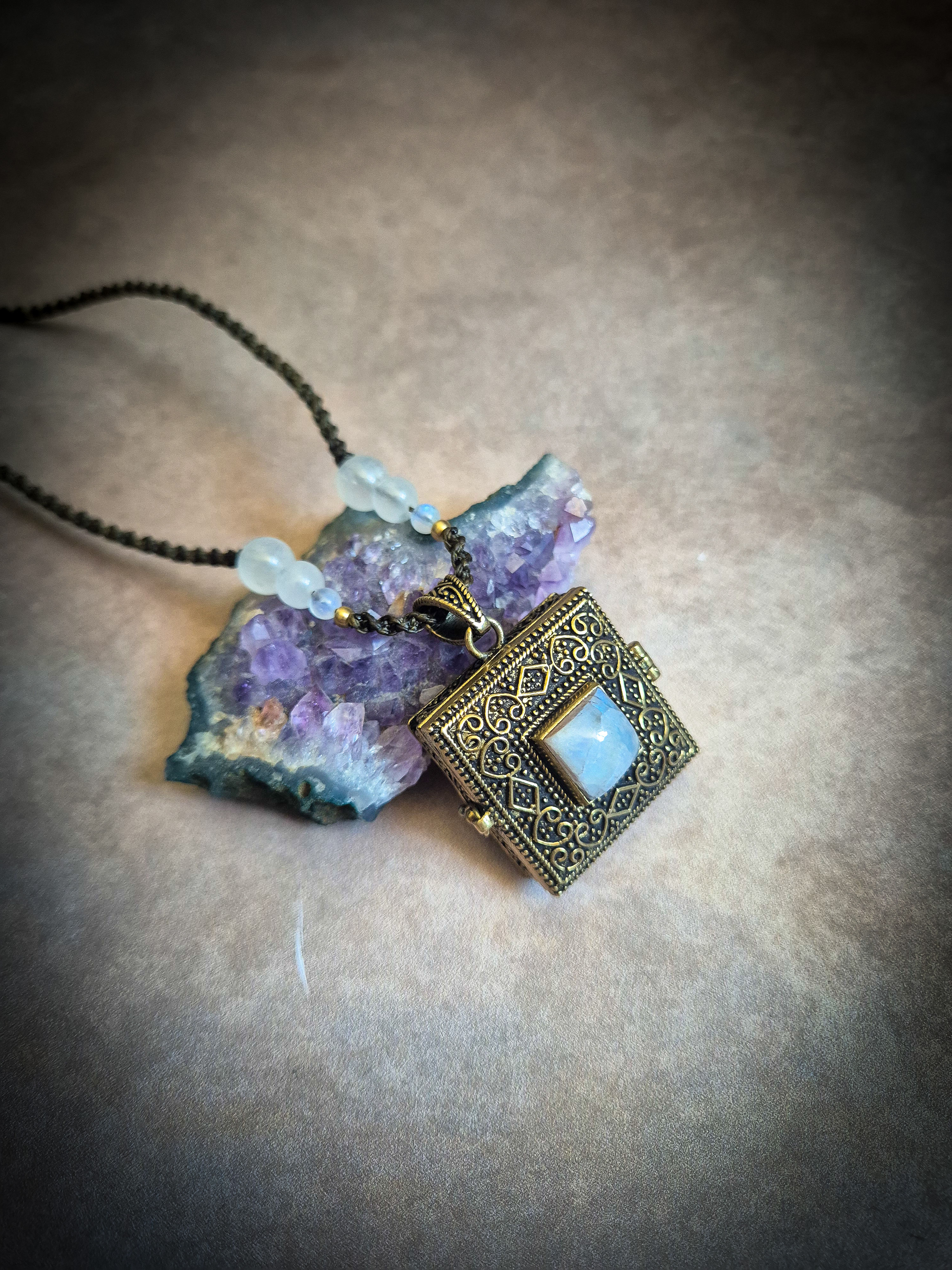 Collier vert kaki - pierre de lune