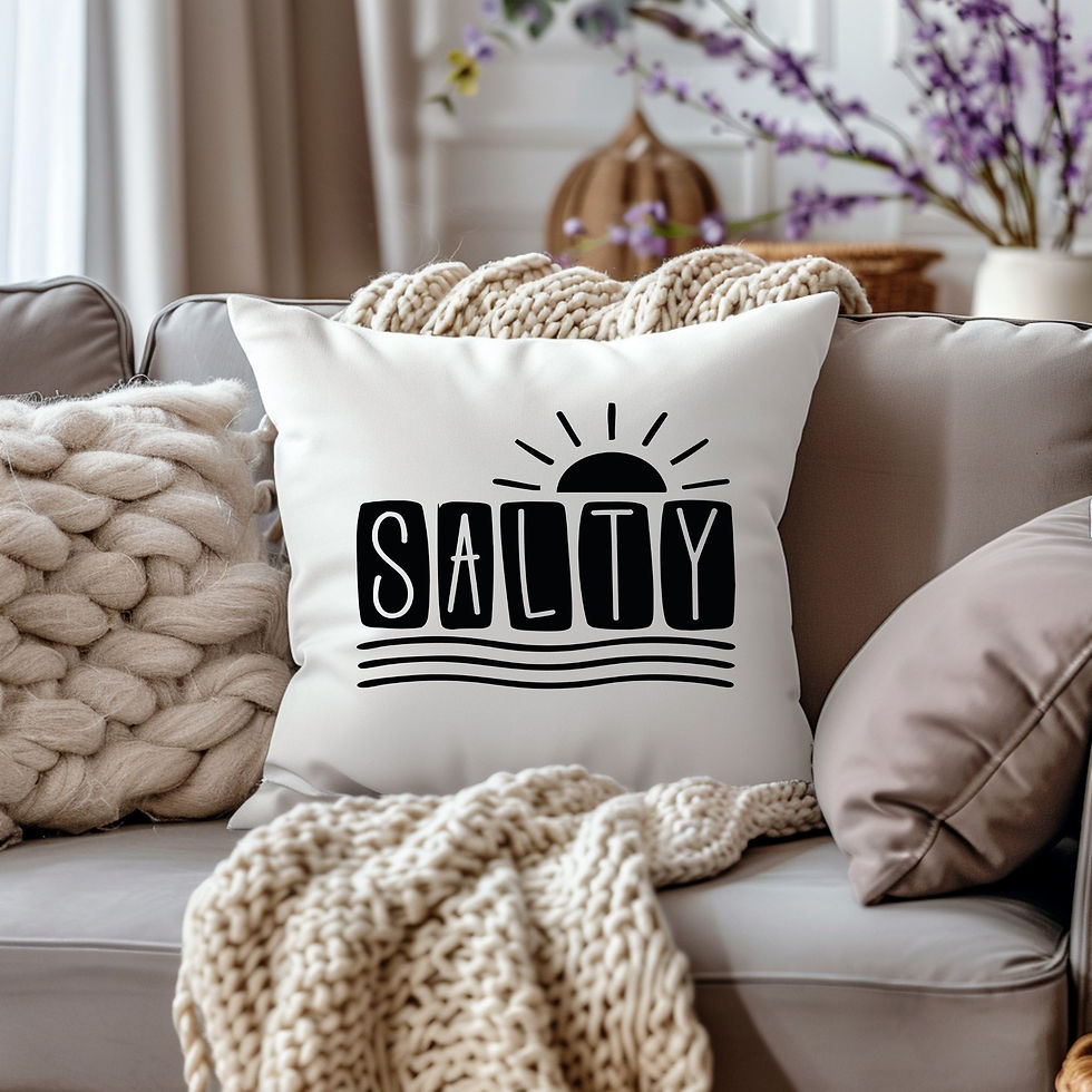 Kissen mit Salty Plotterdatei – stylischer Schriftzug mit Sonne für Strandfeeling im Wohnzimmer