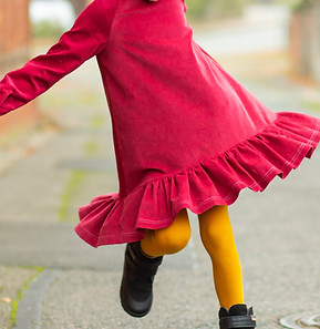 naehen-fuer-kinder-kleid-mit-rueschen.jpeg