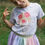 Miniaturbild: Mädchen trägt ein T-Shirt mit der Eiscreme-Plotterdatei – verspieltes DIY-Design mit Eiswaffel, Blüten und Streuseln.