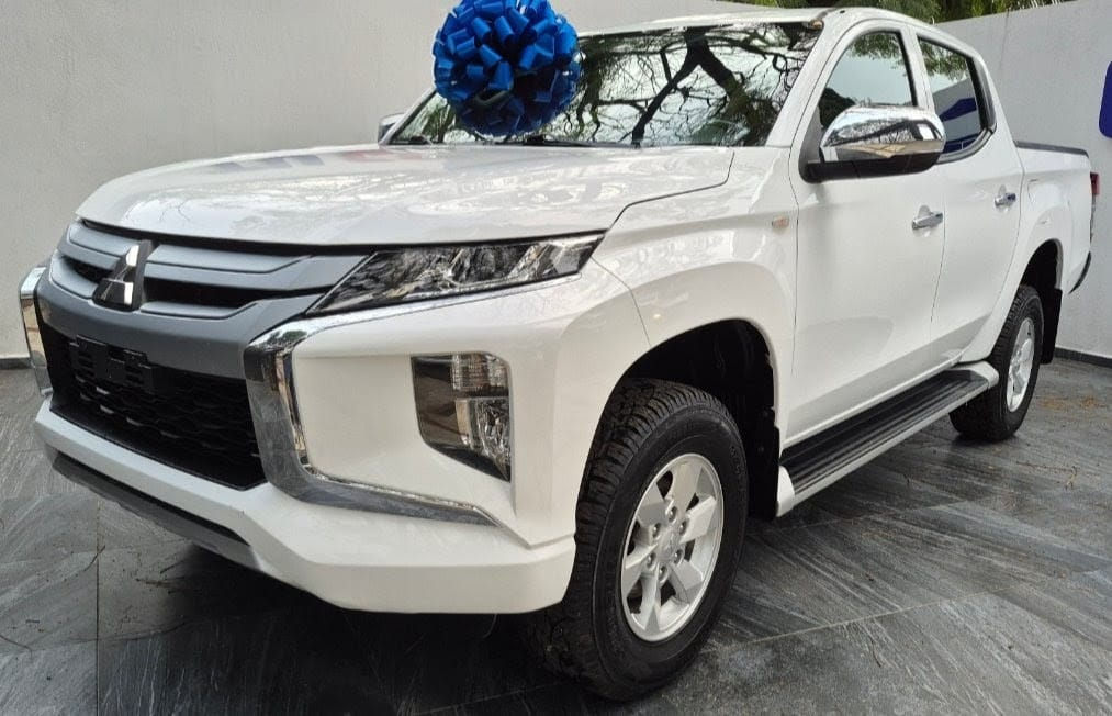 Mitsubishi L200 2.4 Cabina Doble 4x2 Mt 2022
