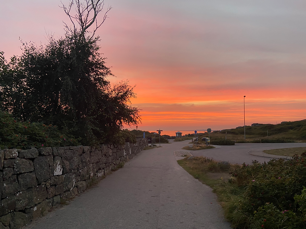 Nedanför hotellet kan du njuta på strandpromenaden