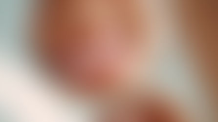 Uma mulher a sorrir com todos os dentes na boca