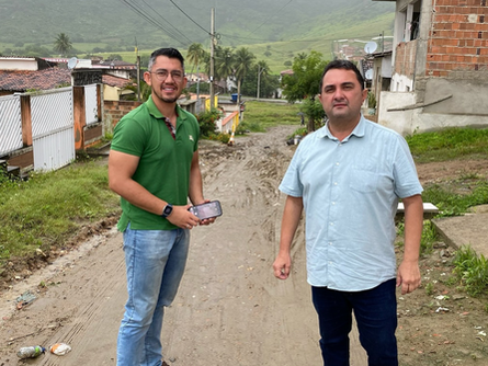 Prefeito Wilson Evangelista visita os locais das futuras obras no Conjunto Nossa Senhora da Penha e Vila Cabral, mesmo sob forte chuva.