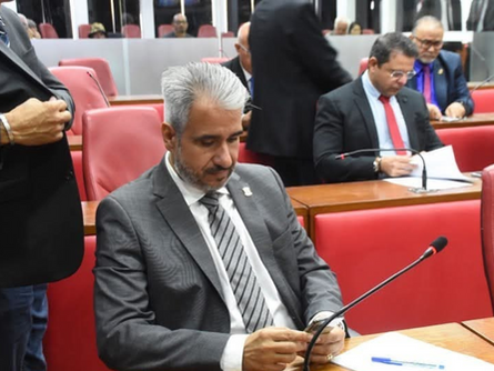 O Deputado Estadual Tanilson Soares protocolou um requerimento junto ao Governo do Estado solicitando a elaboração de um projeto para a construção de um ginásio esportivo em Juarez Távora.