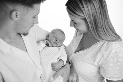 photo de famille avec bébé en noir et blanc
