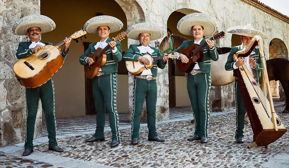 Um grupo de mariachis mexicanos segurando os instrumentos