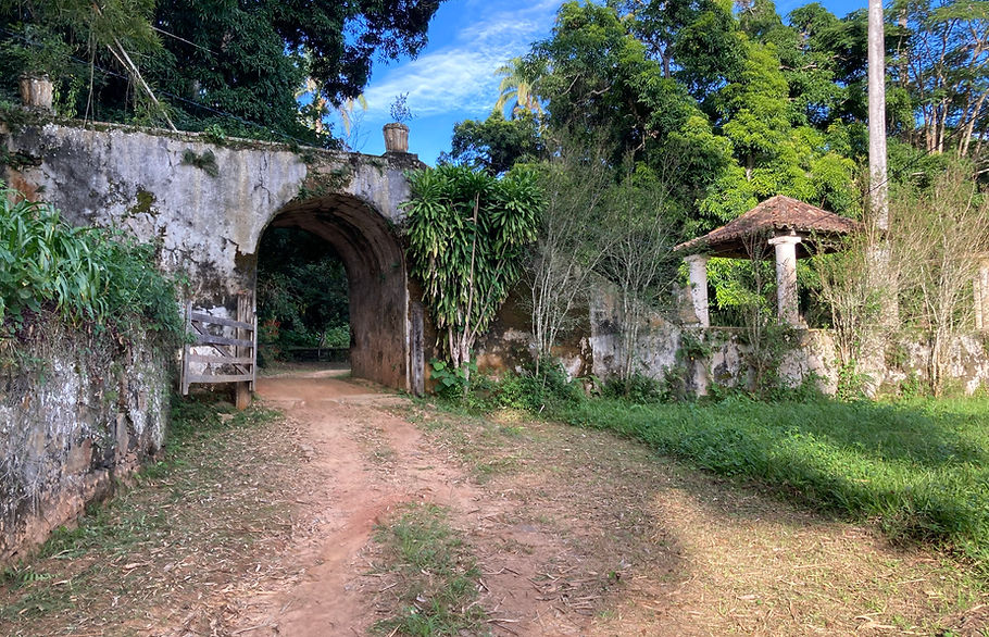 Pórtico de entrada da Fazenda de Santa Fé - 2014.jpg