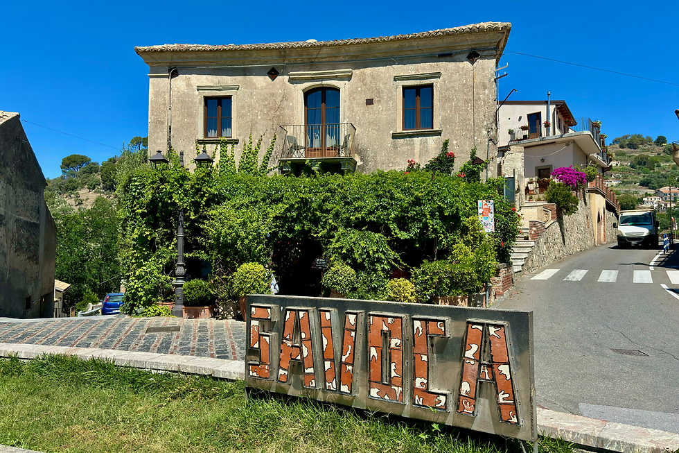 Incluso desde el patio delantero del famoso café de El Padrino de Coppola, logré una lista de aves interesante durante mi visita. © Gyorgy Szimuly