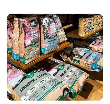 Hundefuttersäcke im Laden