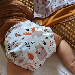 Weiche Fleece-Bündchen, praktische Fleece-Laschen und optimaler Sitz – Lumina-Überhosen machen das Wickeln für dich und dein Baby besonders komfortabel. Profitiere jetzt von unserem Staffelrabatt:

Ab 2 Überhosen: 15%
Ab 4 Überhosen: 20%
Ab 6 Überhosen: 25%

Entdecke Lumina selbst und erlebe, wie einfach und angenehm Wickeln sein kann!