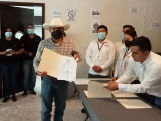 RECIBE CONSTANCIA DE MAYORÍA JUAN ROSARIO MORALES QUE LO ACREDITA COMO ALCALDE ELECTO DE CATEMACO.