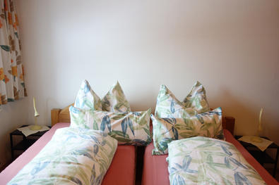 Schlafzimmer mit zwei Einzelbetten