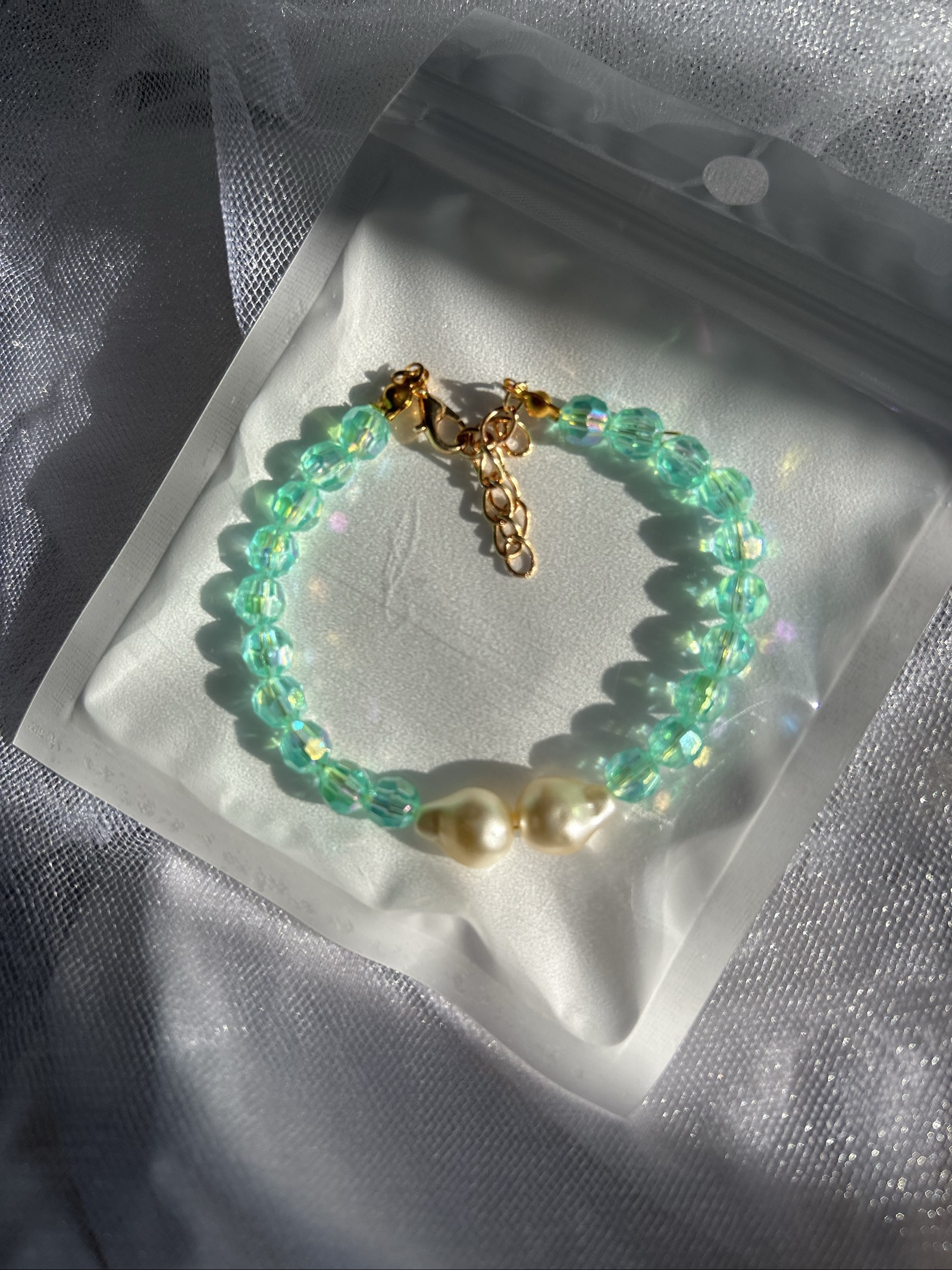 Bracelet en perles à facettes vertes et perles nacrées