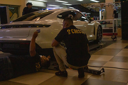 Personas revisando un carro blanco