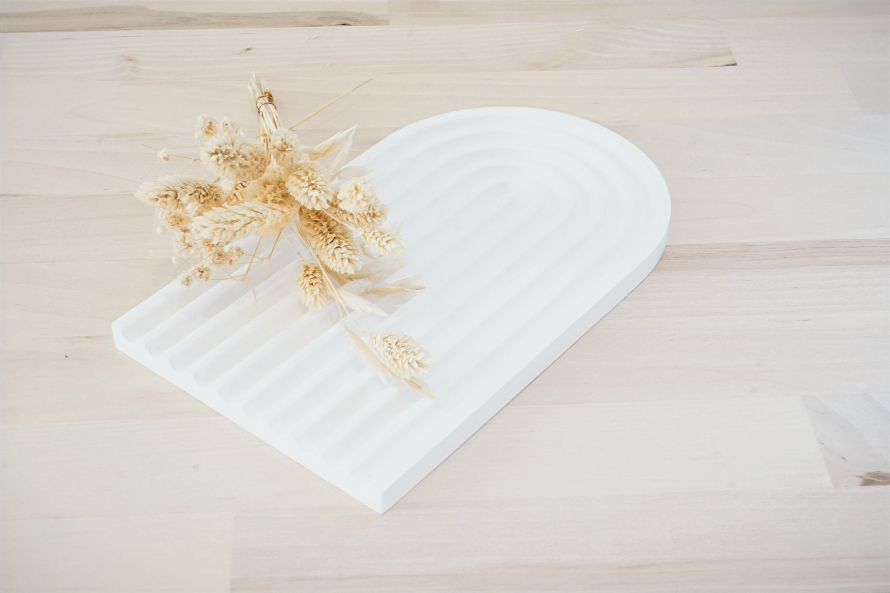 Weiße gestreifte Bogenkarte mit Trockenblumen