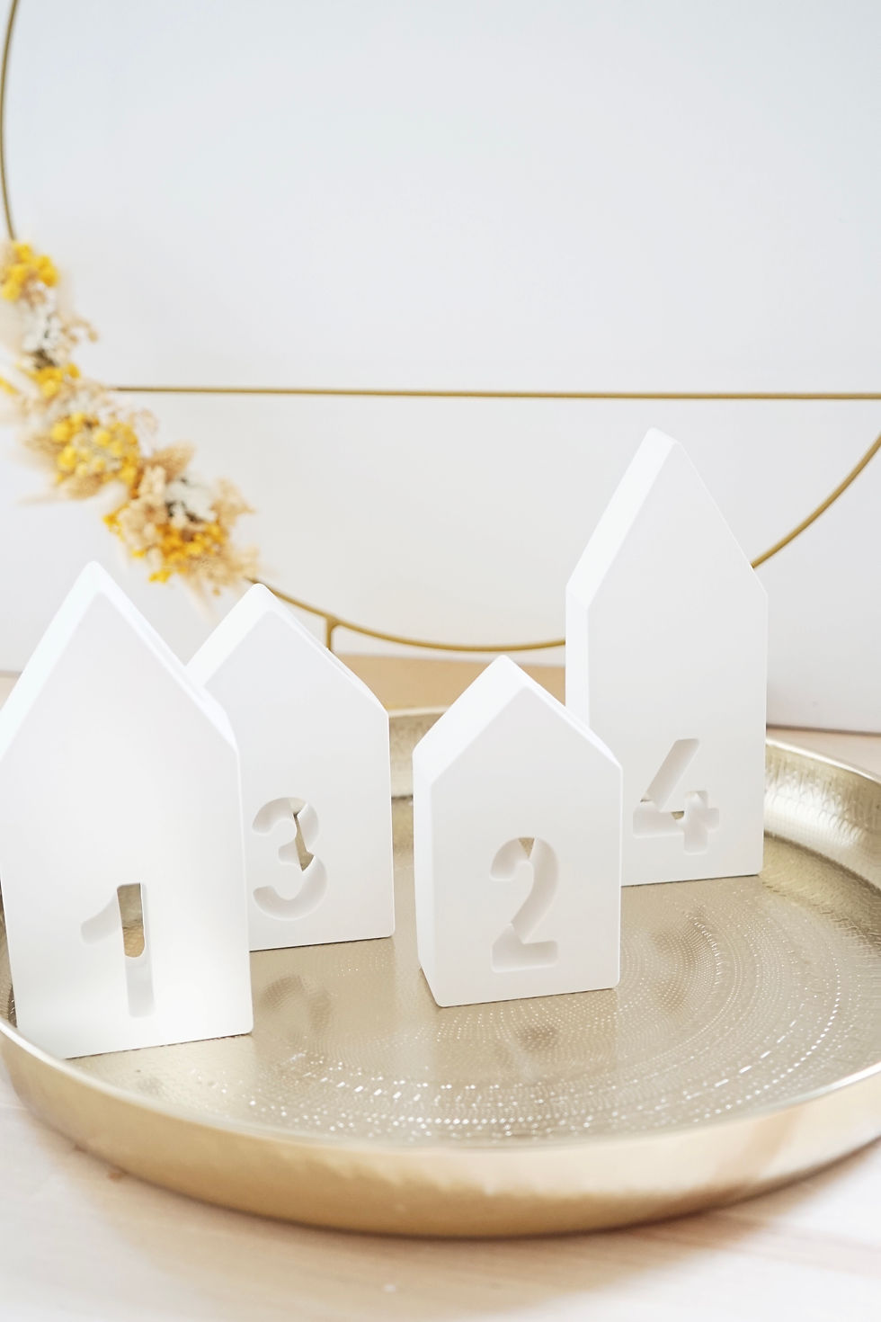 Weiße Holzhäuser mit Zahlen 1-4: Skandi Advent Deko