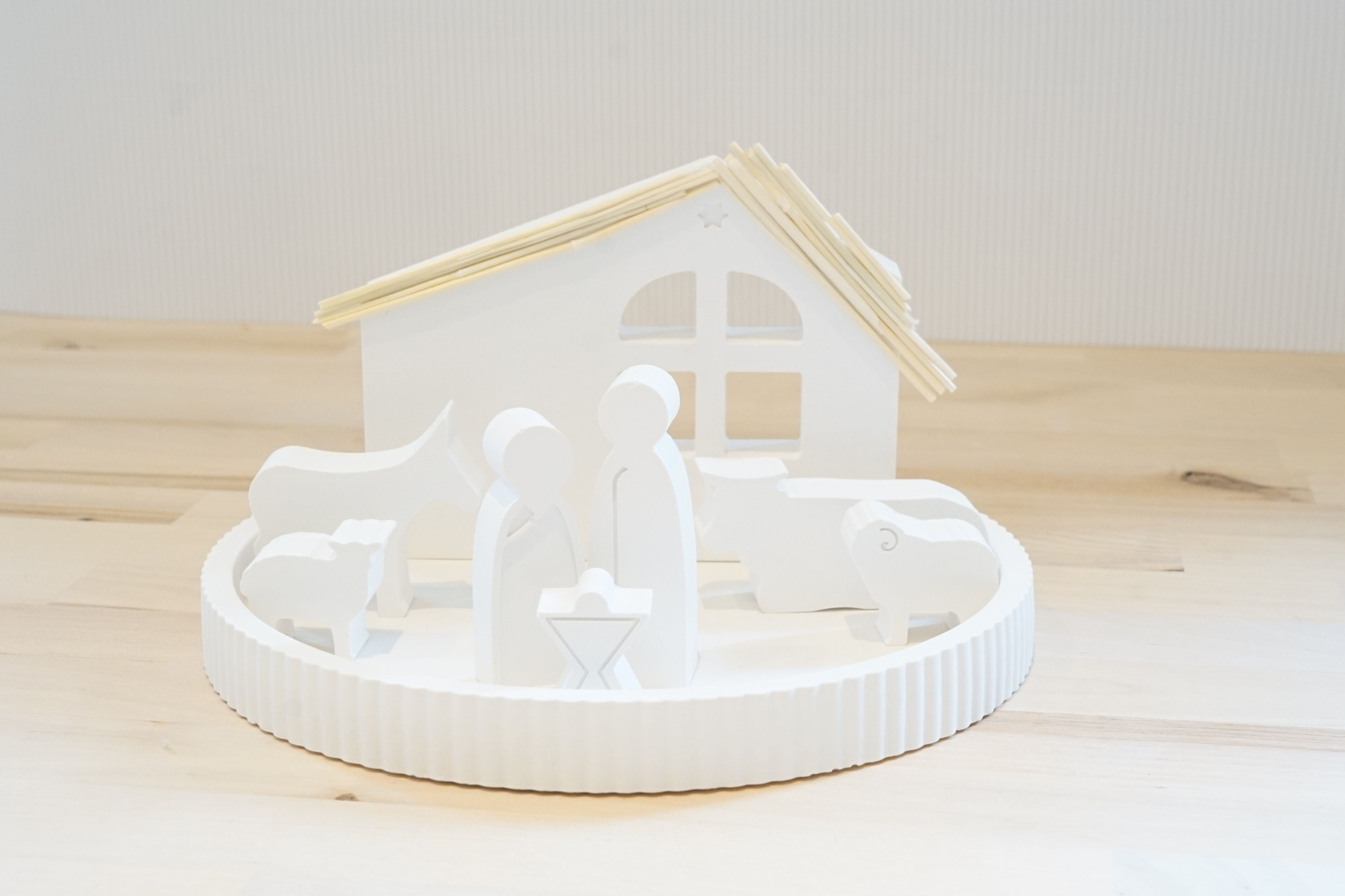 Weiße Weihnachtskrippe mit Heiligem Joseph, Maria und Jesus