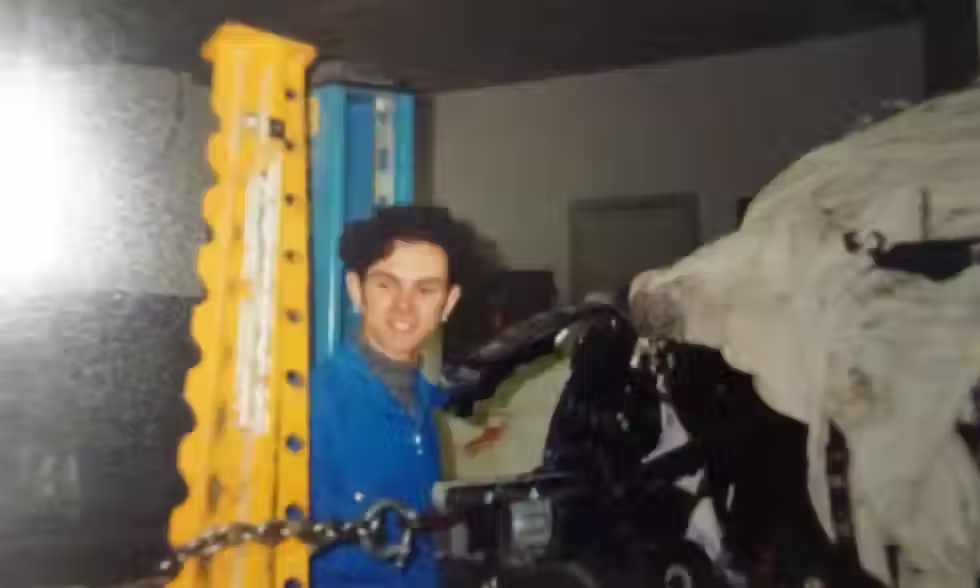 Altes Bild eines Mannes während Reparatur