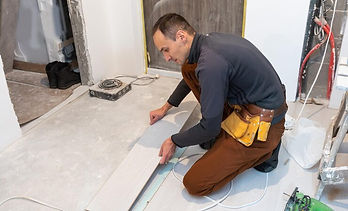 carpenter-worker-installing-laminate-flooring-room_493343-29469.jpg