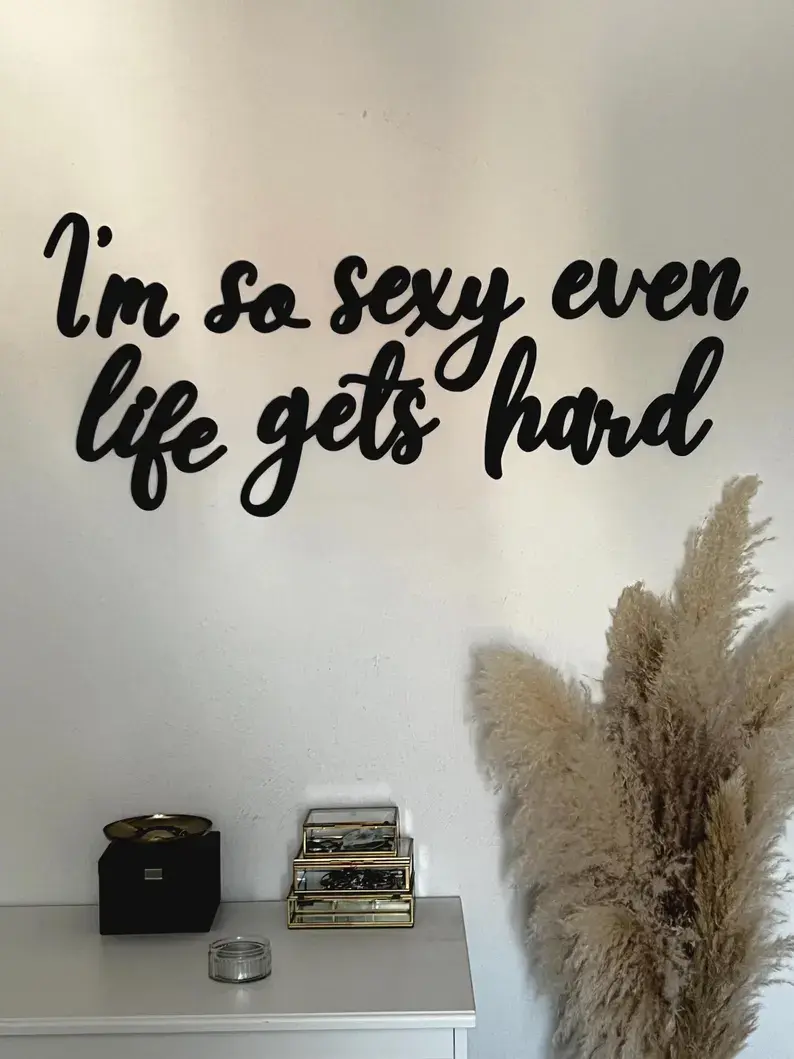 Miniaturbild: Ich bin so sexy, dass selbst das Leben hart wird – Witziges Wandschild | Auffällige Schlafzimmerdeko