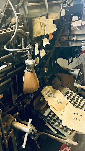 Globus Linotype machine