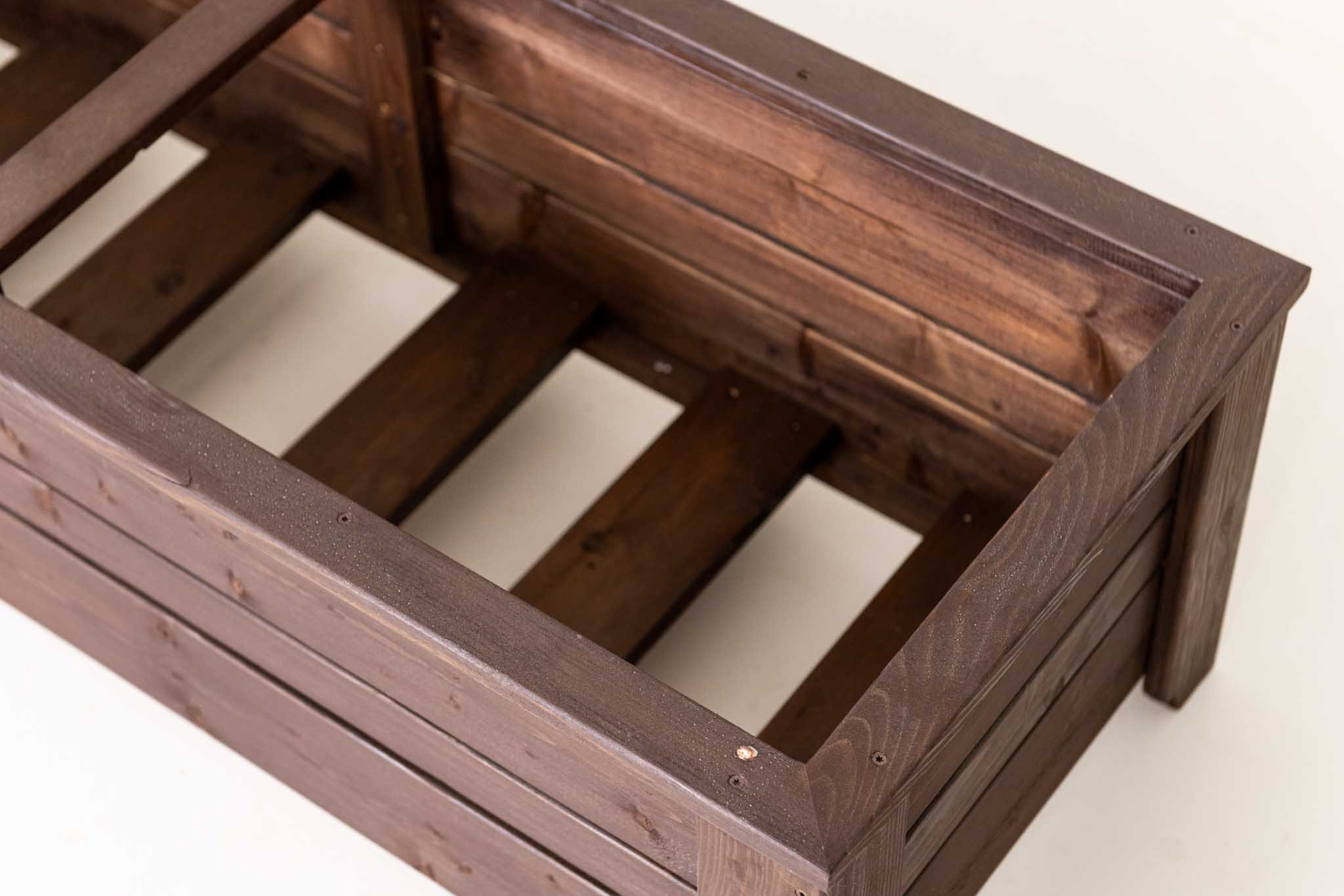 Sügav puidust taimekast köögiviljade ja maitsetaimede jaoks