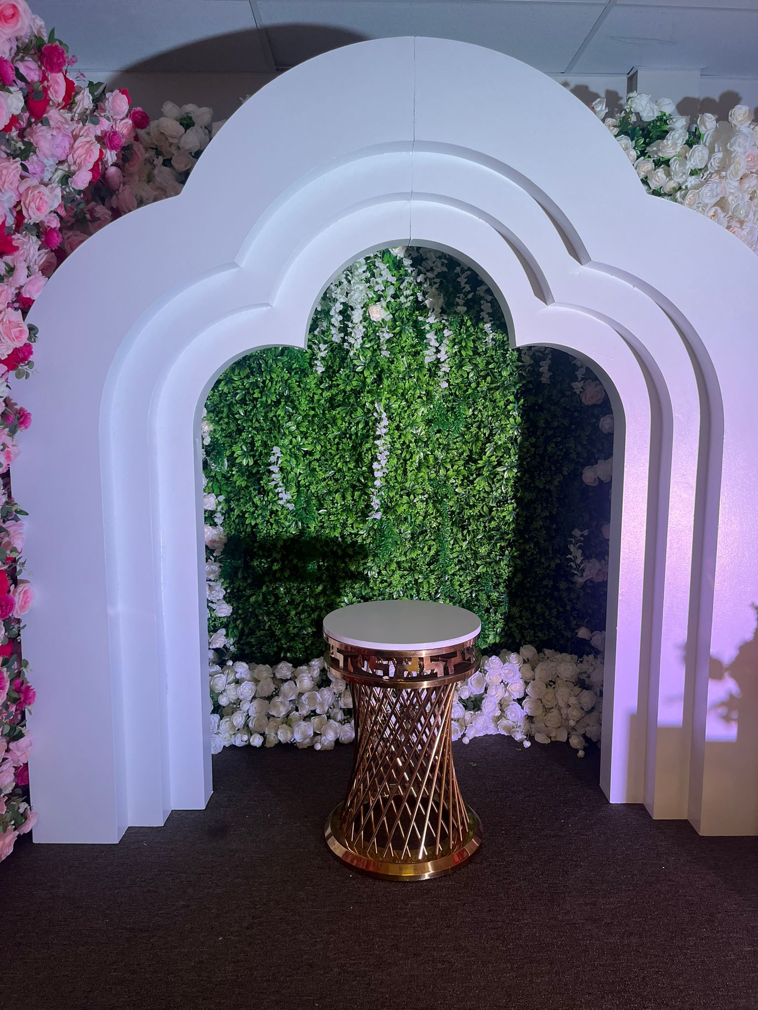 SMALL SWIRL CAKE TABLE GOLD (28" H x 19"W)