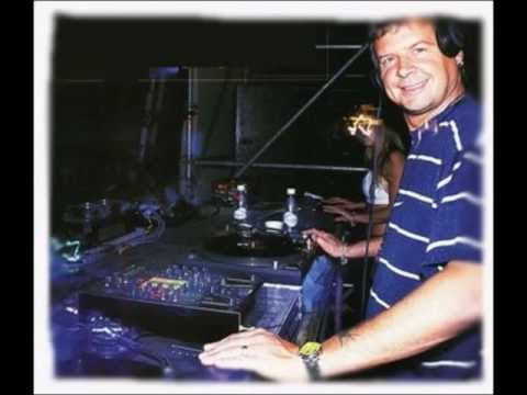 Tony De Vit. 4