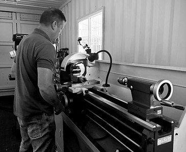 Usinagem de precisão em um torno da ALUMARIN