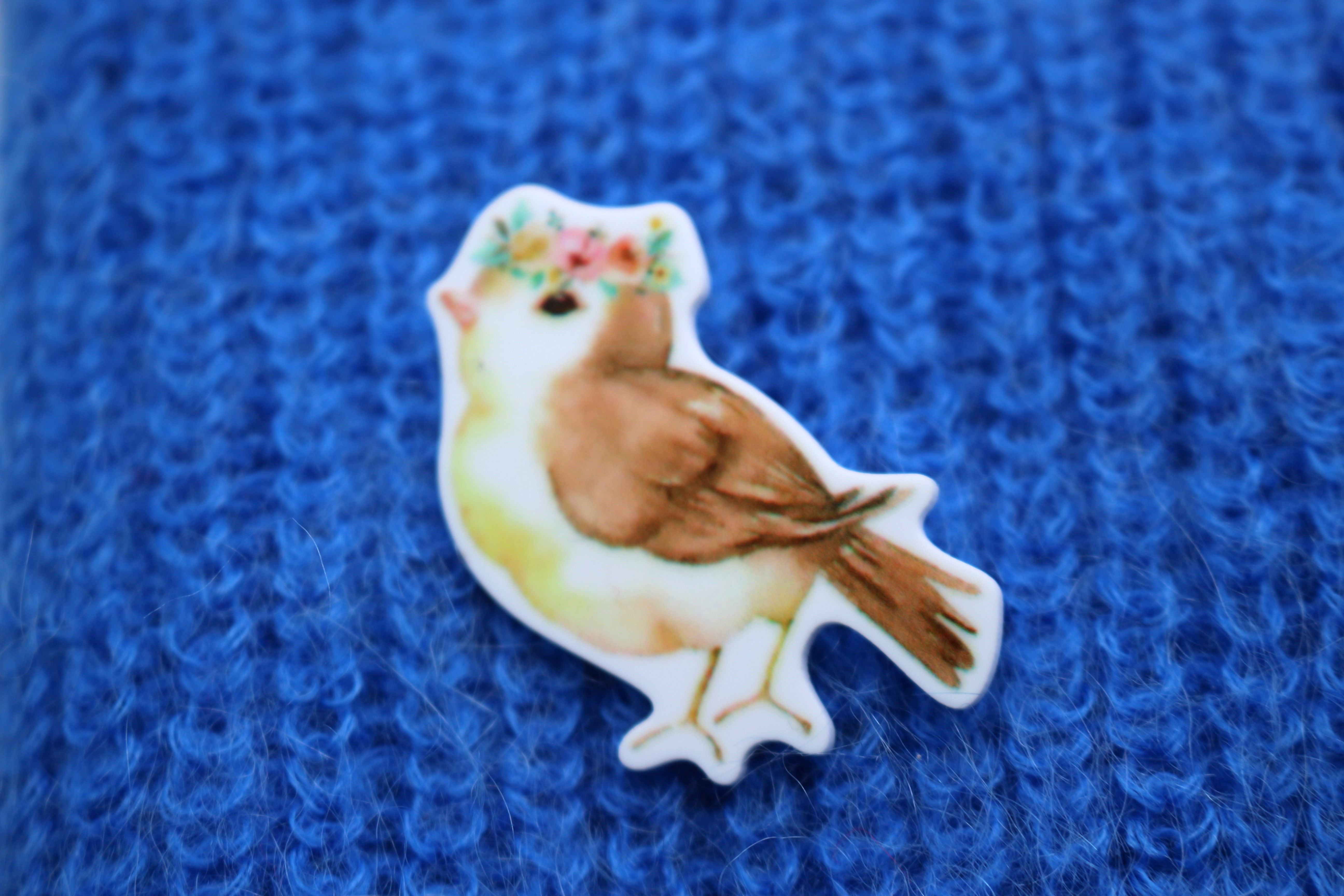 Broche pin's petit oiseau couronné de fleurs, Rouminette à bicyclette