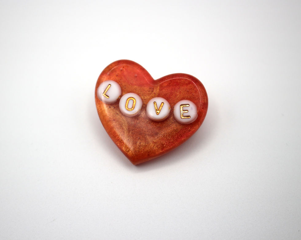 Broche LOVE, résine orange, Rouminette à bicyclette