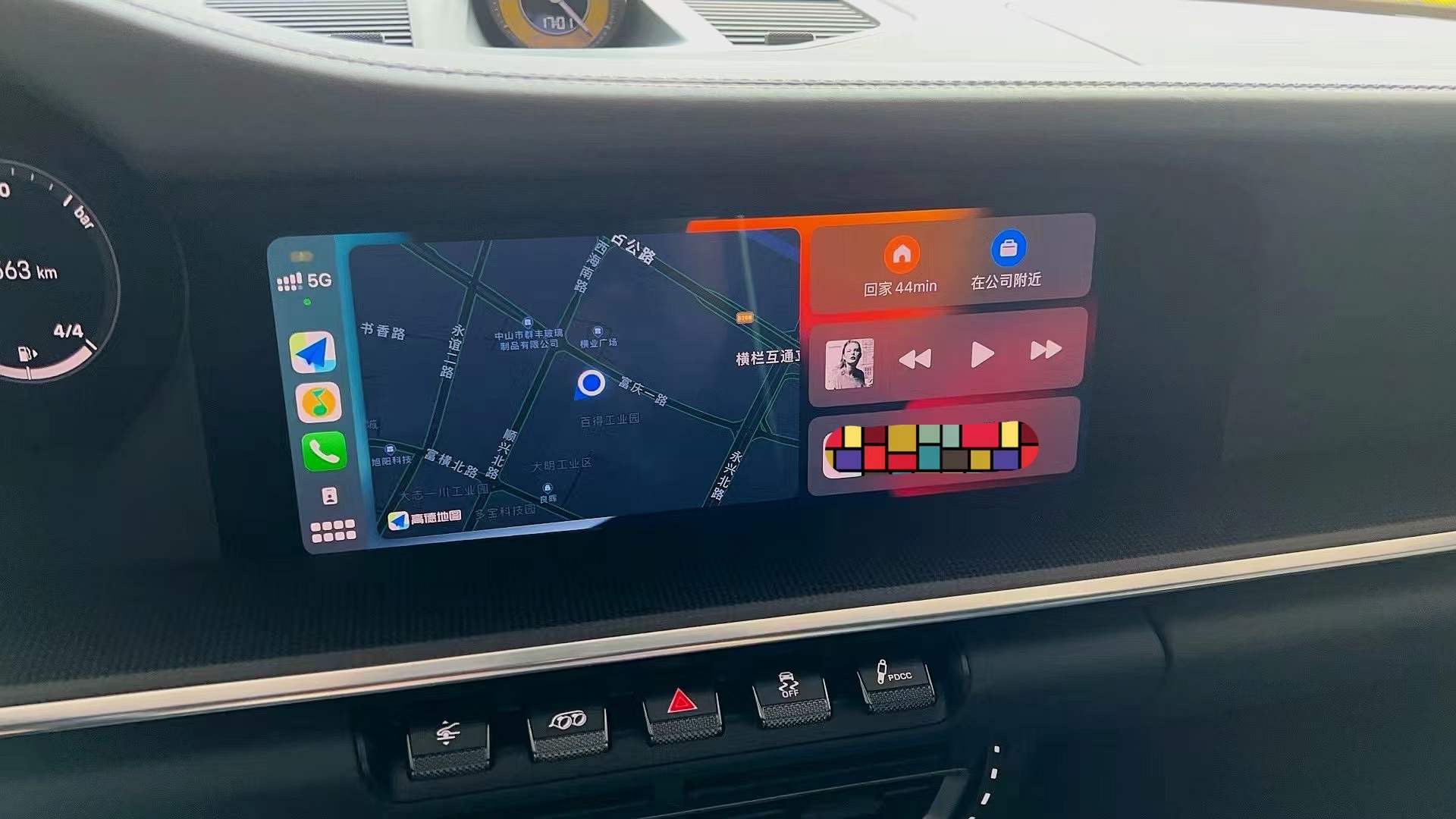 Porsche PCM 5 with Whole Screen CarPlay taking over the entire display, no factory sidebar