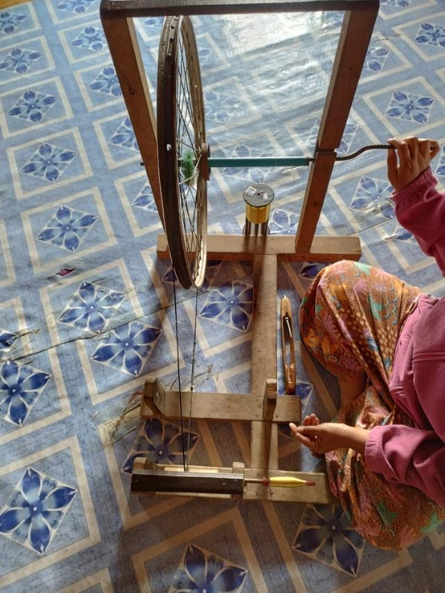 5 ma cmo is doing a spool that is put into the shuttle to weave a inle logyi..jpg