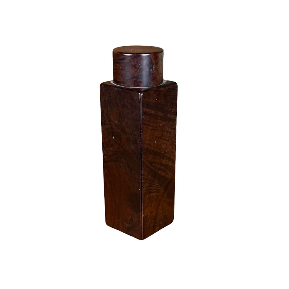 Thumbnail: Wood Tone ‘Lipstick’ and Green Collared Chinese Chestnut Snuff Bottles (Set of 2
