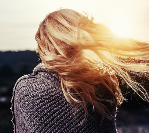 Vrouw die weg onder ogen