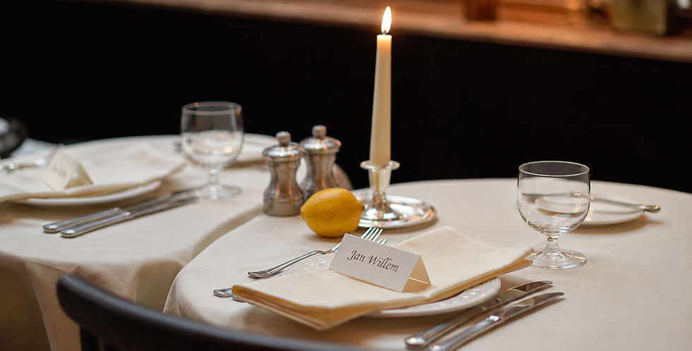 Elegant gedekte tafel met kaarslicht bij Italiaans restaurant Lucia in Rotterdam, geschikt voor priv