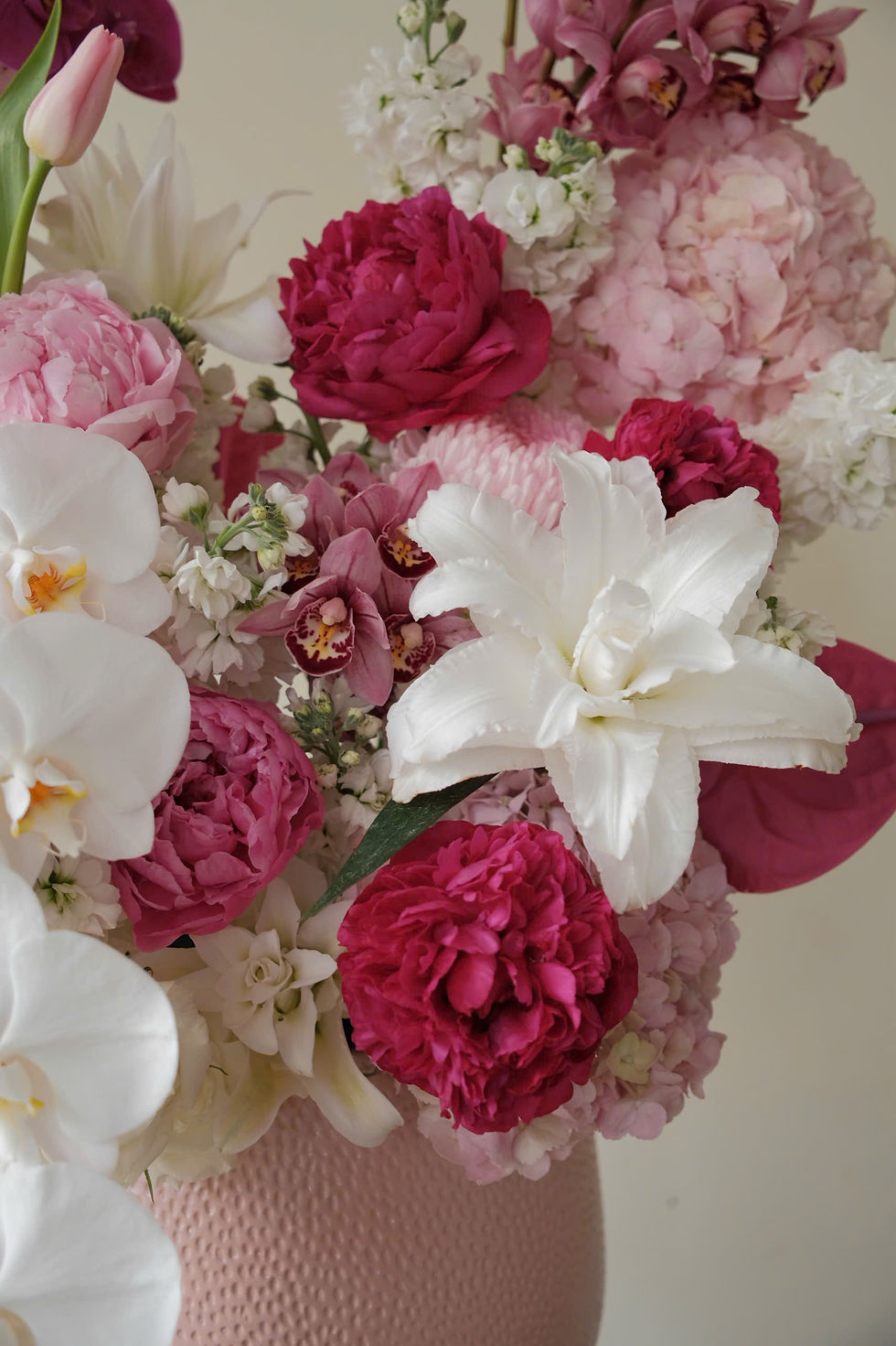 Thumbnail: Bình hoa tone hồng trắng mix peony size đại