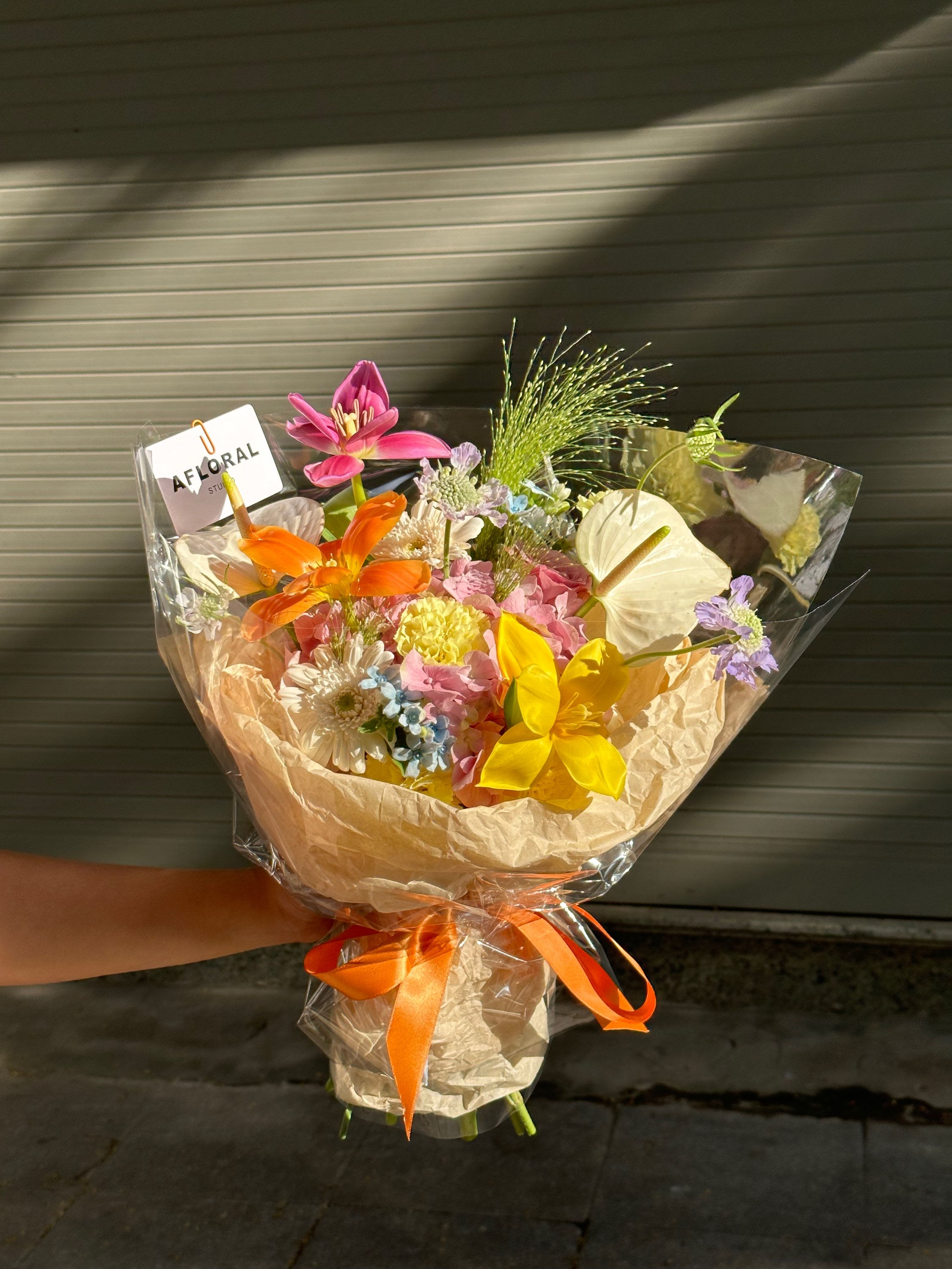 Bó hoa cẩm tú cầu mix tulip tone vàng cam