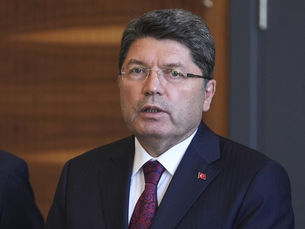 Bakan Tunç: Özele tavsiyemiz yolsuzluk soruşturmalarının sonucunu beklemesi