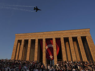 SOLOTÜRK, Zafer Bayramı'nda Anıtkabir Semalarında Saygı Uçuşu Gerçekleştirdi