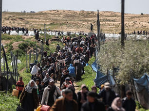 İsrail saldırıları sonucu binlerce Filistinli Gazze kenti sahiline sıkıştı