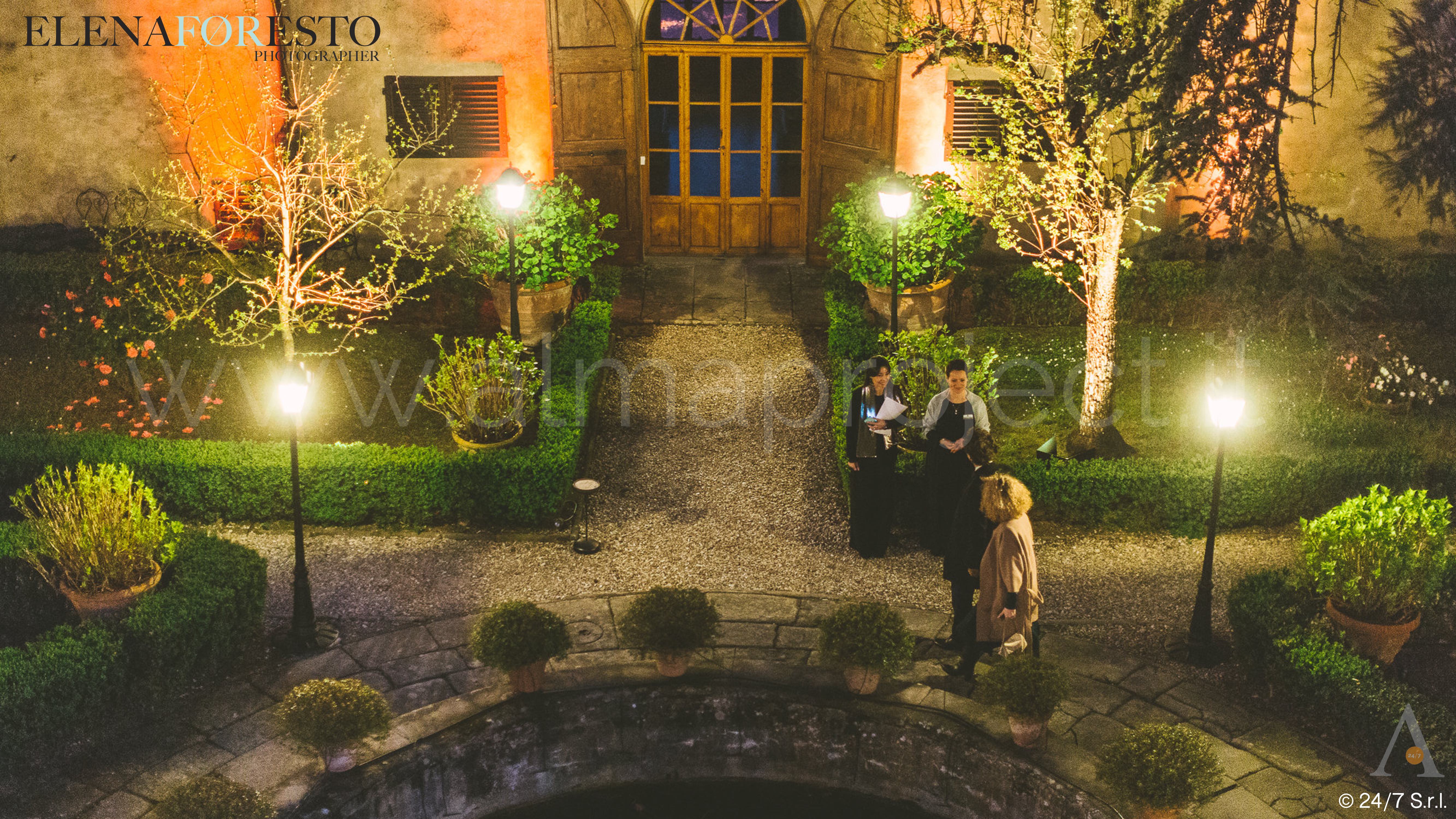 ALMA PROJECT _ Villa Medicea di Lilliano - Brilliant 170329 - Courtyard Corte - Street Lamps - Amber